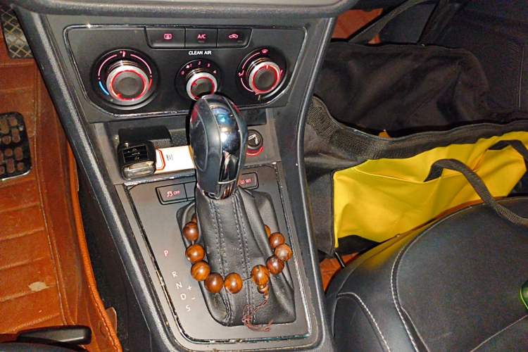 Used Volkswagen Lavida 2015 1.6L Automatic Comfort Edition Gear Lever