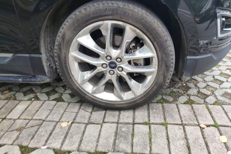 Used Ford Edge 2016 EcoBoost 245 Four-Wheel Drive Titanium 7-Seater Right Front Wheel Hub