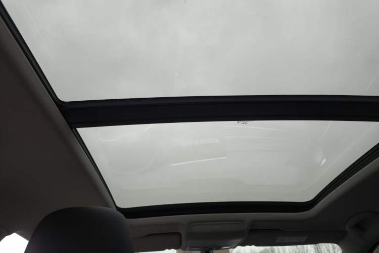 Used Volkswagen Tiguan L 2024 Outstanding Model 330TSI Automatic Two-Wheel Drive R-Line Dragon Glory Edition Headliner