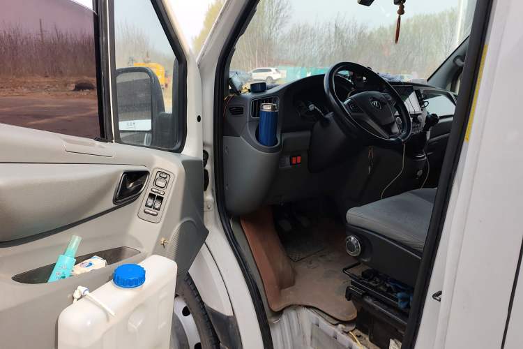 Used Foton Toano 2024 Joy Elephant Van Cummins 2.8T Manual Transmission Long Wheelbase Ultra-High Roof Rear Dual Tires 3-Seater
