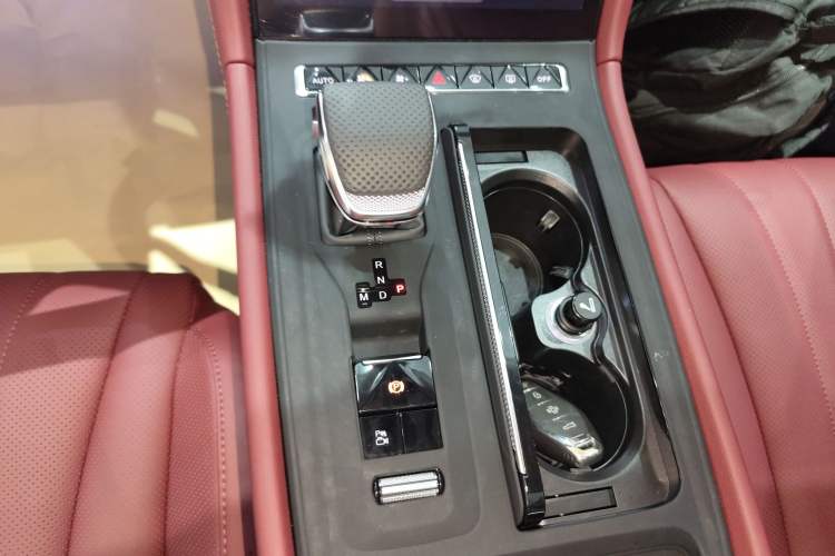 Used Hongqi H5 2025 2.0T Automatic Flag Edition – 500 000 Units Commemorative Version Gear Lever