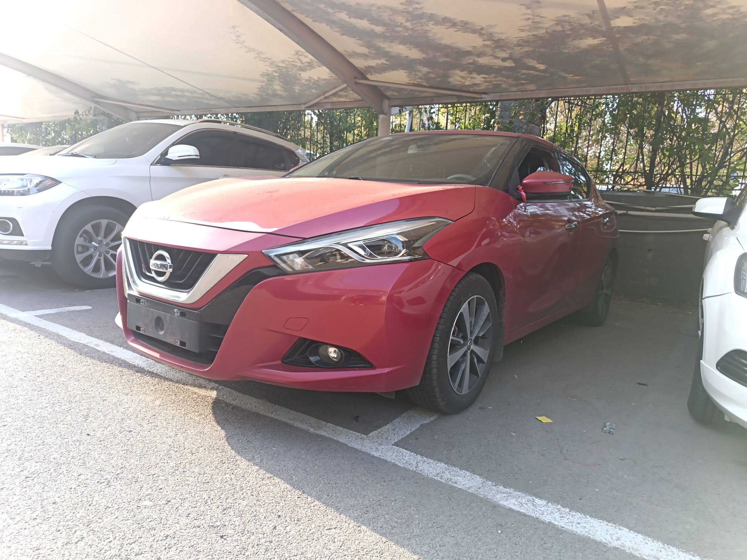 Под передней частью автомобиля