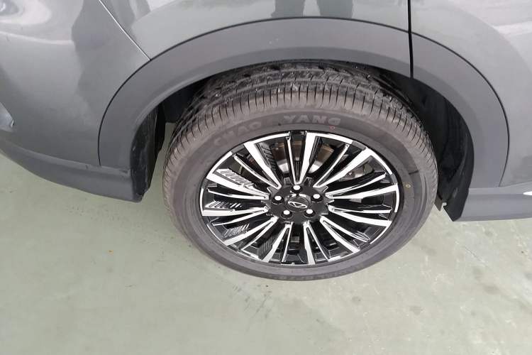 Used Chery Tiggo 8 2026 Model, 5th Generation Tiger Model, Kunpeng 1.6T Automatic Flagship Version Right Rear Wheel Hub