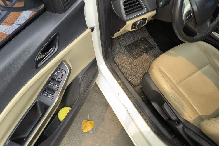 Used Ford Escort 2015 1.5L Automatic Fashion Model Driver Seat