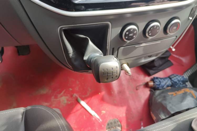 Used SAIC MAXUS Xintu V80 2018 2.5T 6-Speed Manual Aowentong Long-Wheelbase Mid-Roof 7/10-Seater Gear Lever