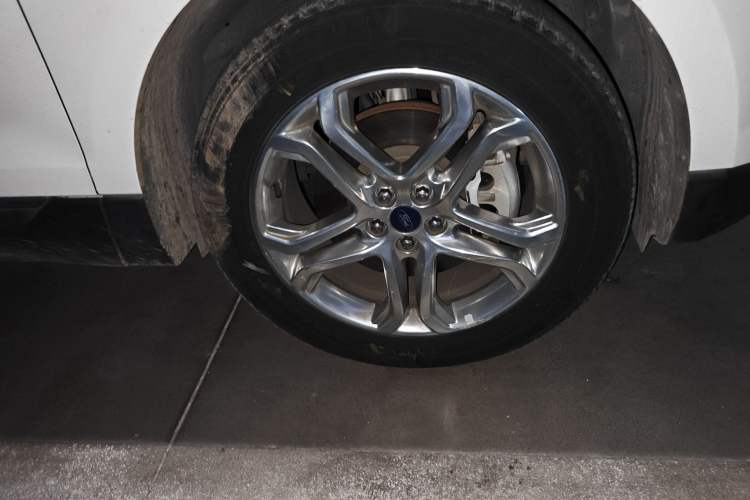 Used Ford Edge 2016 EcoBoost 245 Two-Wheel-Drive Titanium 7-Seater Right Front Wheel Hub