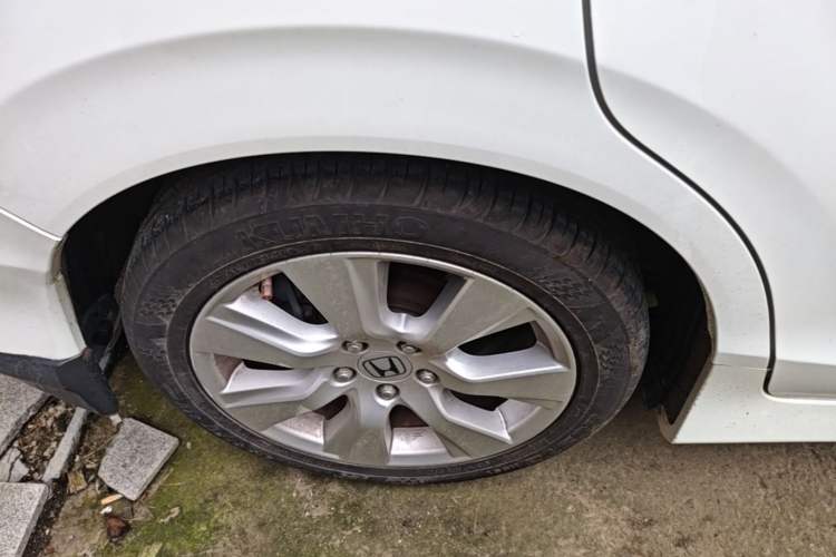 Used Honda Jade 2013 1.8L automatic Comfort version 5 seats Exterior 5