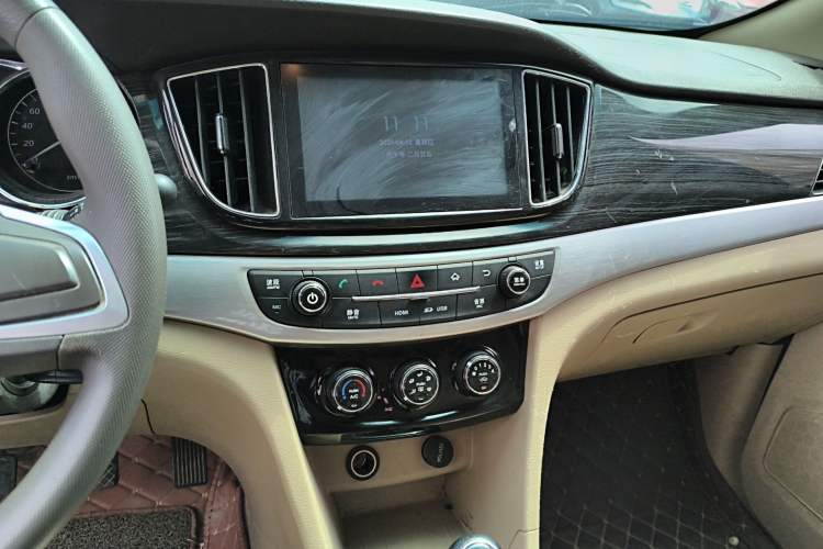 Used Baojun 730 2016 1.5T Manual Comfort Version 7 Seats Audio And AC Panel