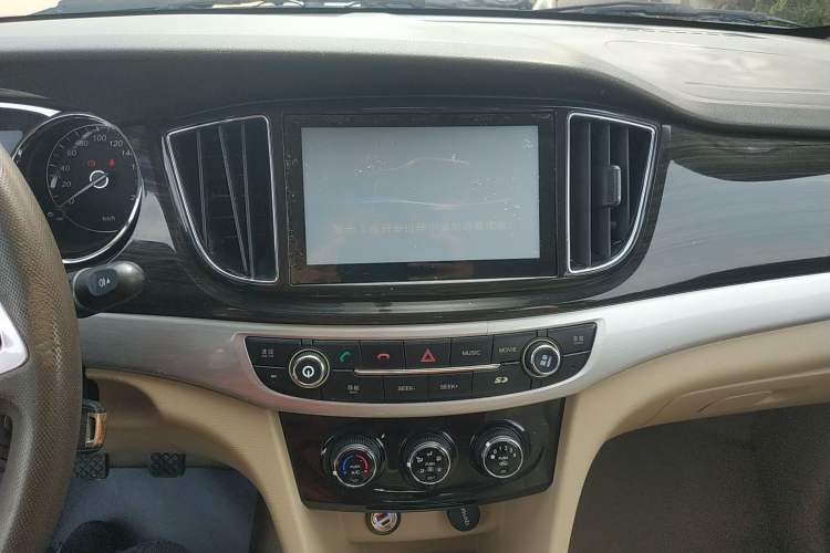 Used Baojun 730 2016 1.5L Manual Comfort Version 7 Seats China V Emission Standard Audio And AC Panel