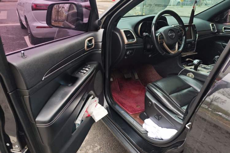 Used Jeep Grand Cherokee 2015 3.0L Comfort Navigation Edition Driver Seat