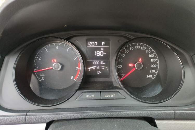 Used Volkswagen Lavida 2015 1.6L Automatic Fashion Edition Instrument Cluster