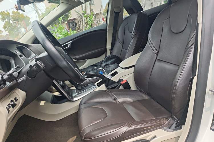 Used Volvo V40 2015 1.6T Zhiyi Edition
