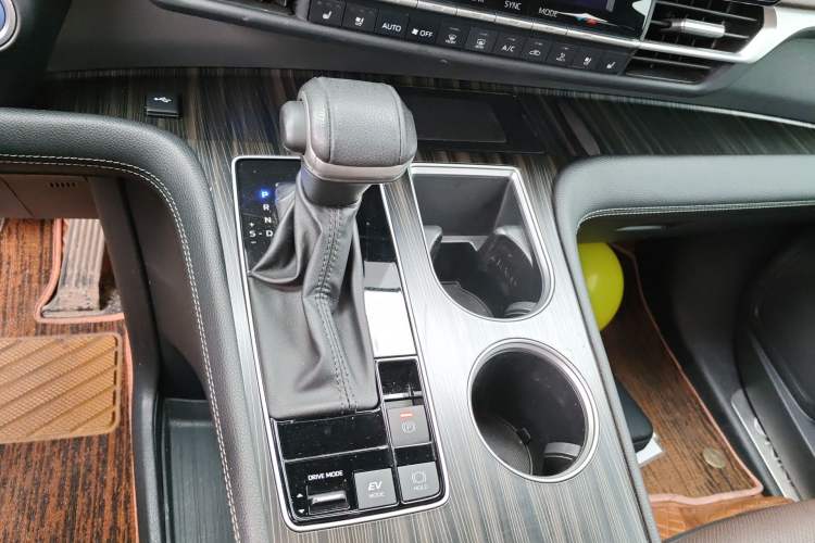 Used Toyota SIENNA 2021 2.5L Hybrid Platinum Edition Gear Lever