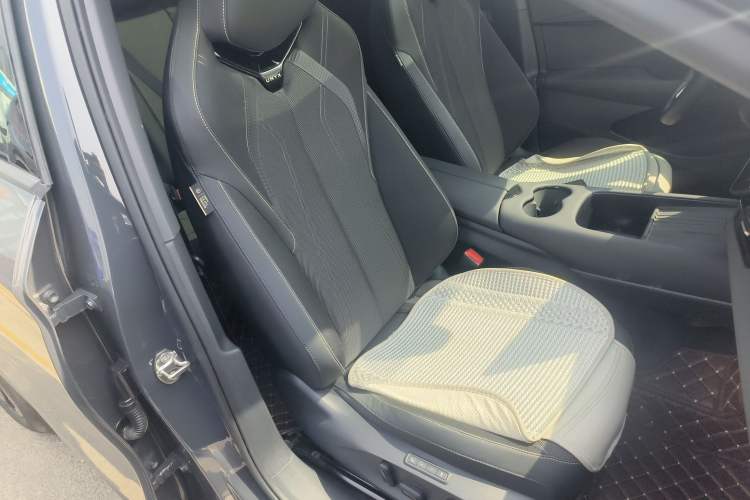 Used Volkswagen ID.UNYX 2024 Pro Long-Range Version Right Front Seat