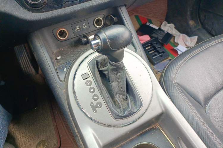 Used Kia Sportage R 2015 2.0L Automatic Two-Wheel Drive DLX Model Gear Lever