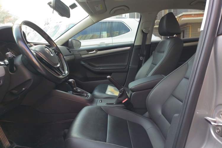 Used Volkswagen Sagitar 2015 1.6L Automatic Comfort Model
