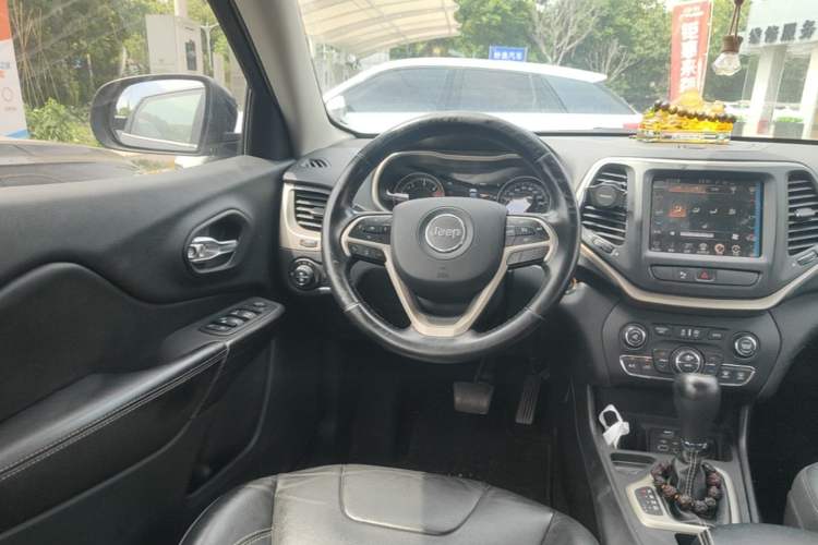 Used Jeep Cherokee 2017 2.0L Superior Edition