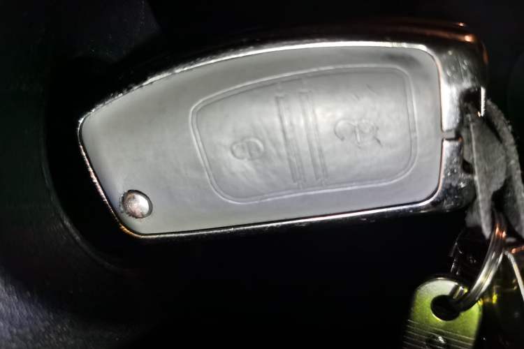 Used JMC Fushun 2025 2.0T 6MT Diesel Short-Wheelbase Mid-Height Commercial Multi-Purpose Passenger Vehicle 5/6 Seats
