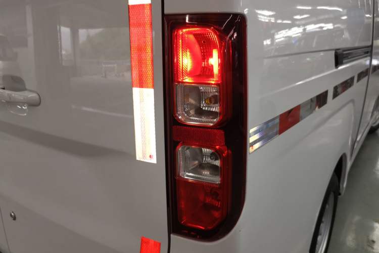 Used Wuling Yangguang 2024 300km Range Practical Window-Sealed Version 60kW Right Rear Taillight