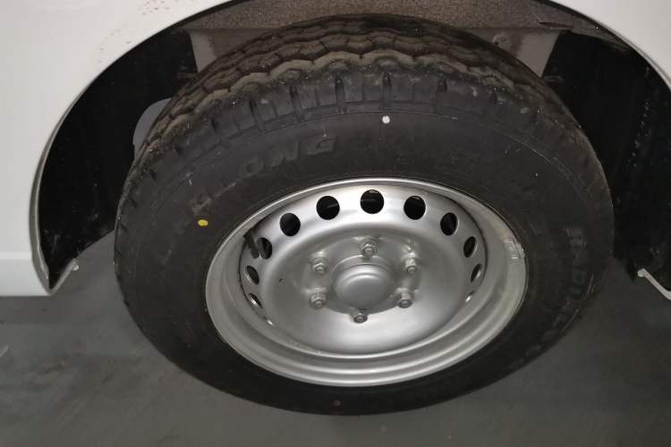 Used Wuling Yangguang 2024 300KM Comfort Version Passenger Van 75kW
