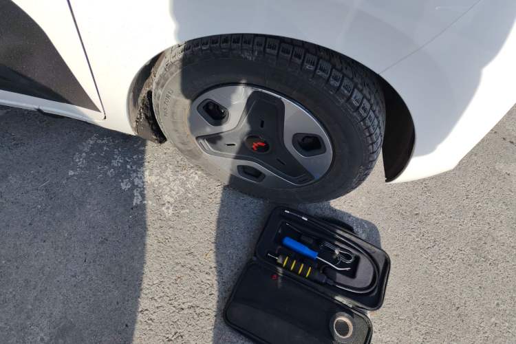 Used Wuling Zhiguang New Energy 2025 Comfort Model Right Front Wheel Hub