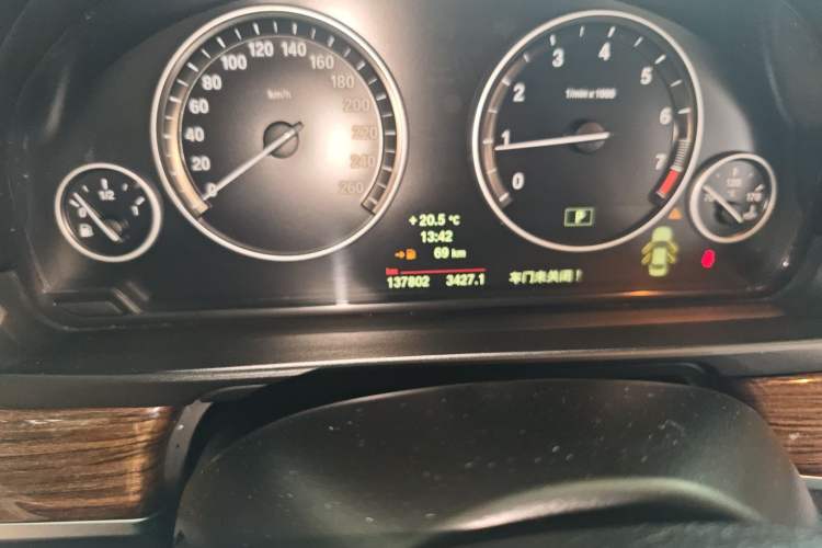 Used BMW 5 Series 2013 525Li Leading Model
