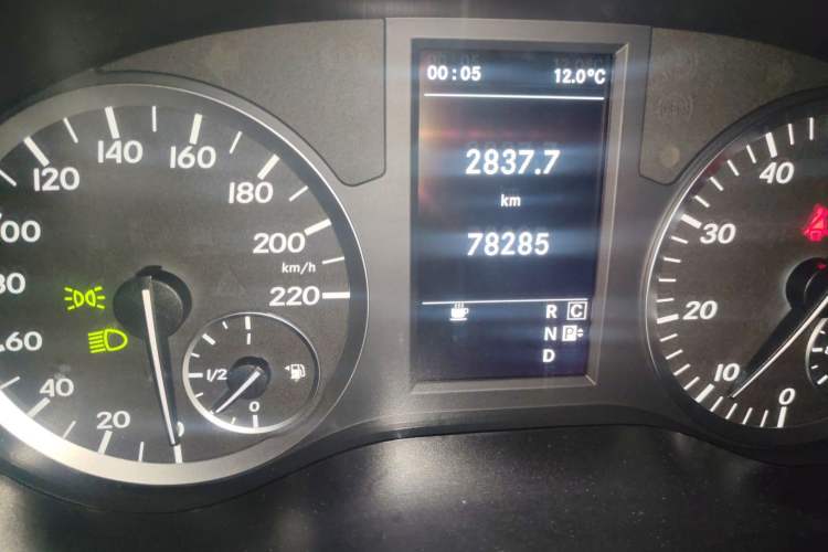 Used Mercedes-Benz Vito 2018 2.0T Elite Version 7 Seats China V Emission Standard Odometer Close Up