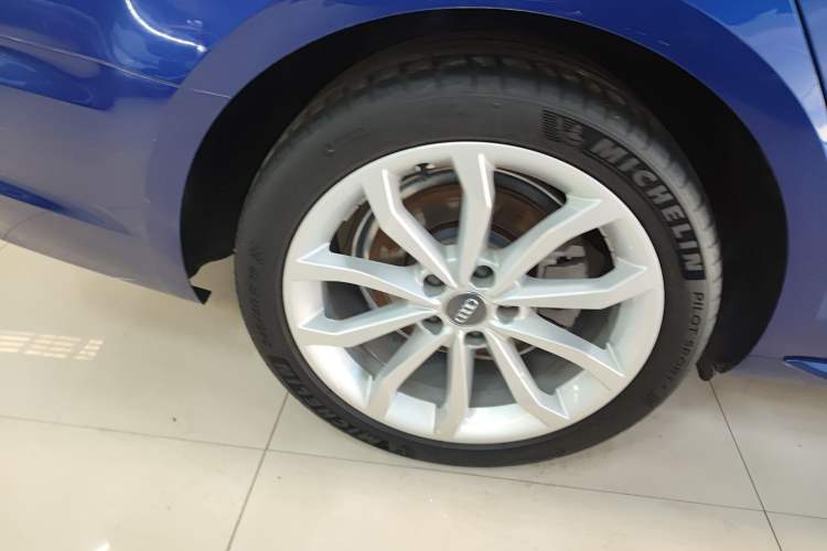 Used Audi A4L 2018 30th Anniversary Edition 40 TFSI Fashion Model Right Rear Wheel Hub