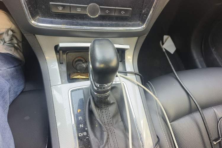 Used Roewe RX5 2016 20T Two-Wheel Drive Automatic Internet Smart Edition
