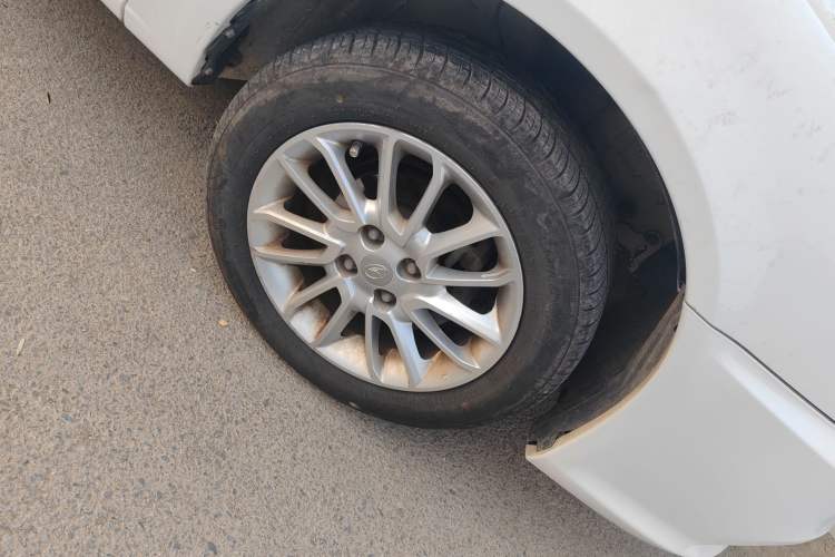 Used Soueast V3 Lingyue 2015 1.5L Manual Happiness Edition Right Front Wheel Hub