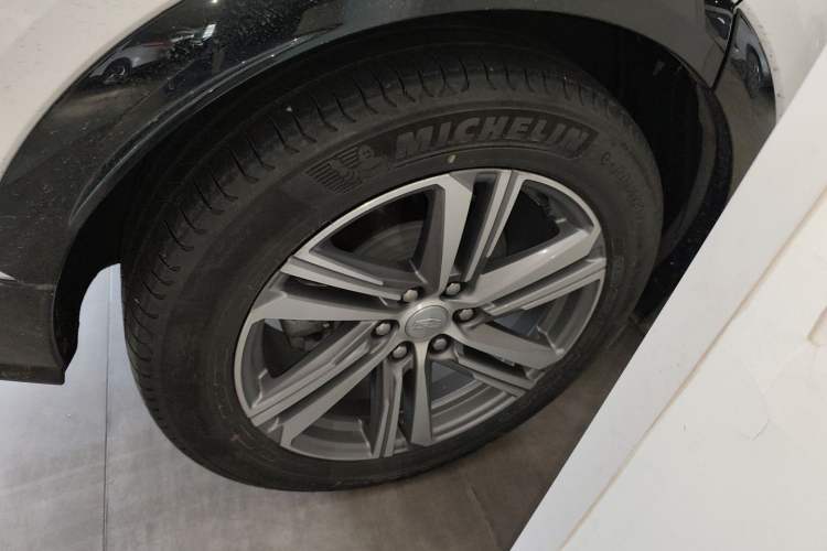 Used Cadillac LYRIQ 2024 Rear-Drive Standard Range Luxury Edition Right Rear Wheel Hub