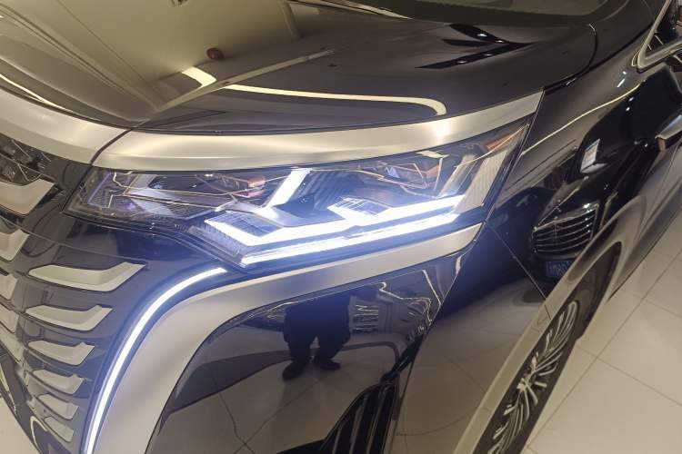 Used Denza D9 2025 DM-i Smart Drive 1020 Four-Wheel Drive Premium Model