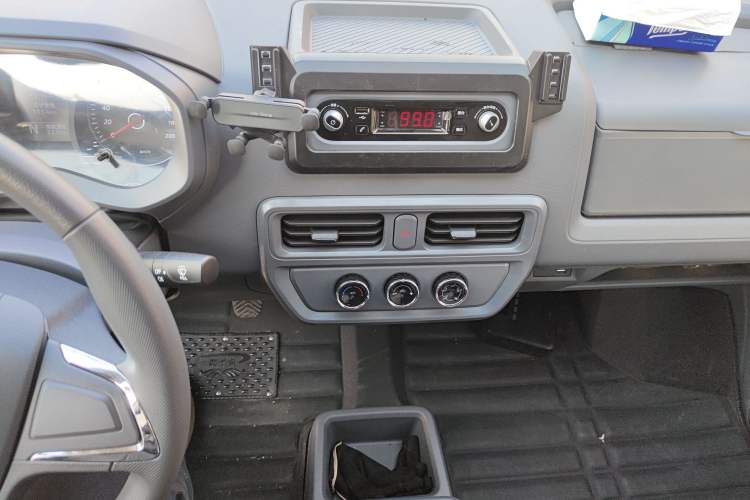 Used Wuling Yangguang 2024 300KM Comfort Version Passenger Van 75kW