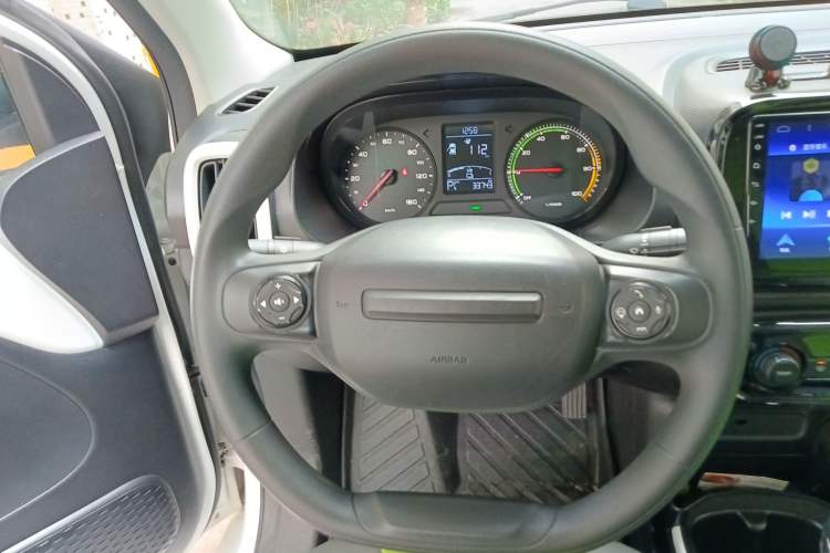 Used Roewe Clever 2021 302 km New Four-Seater Super-Efficient Version Steering Wheel