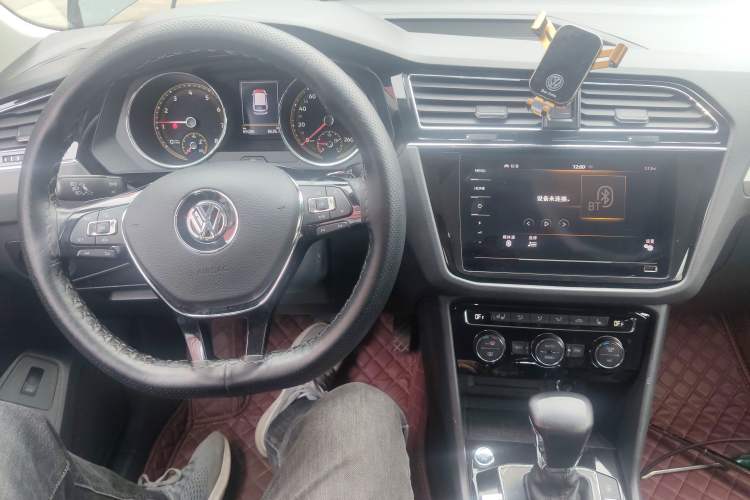 Used Volkswagen Tiguan L 2019 380TSI Automatic All-Wheel Drive Luxury Edition with 7 Seats China VI Standard Center Console