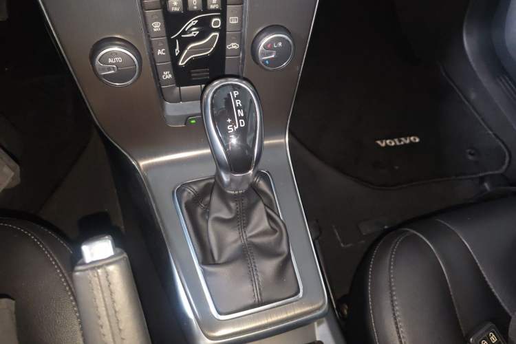 Used Volvo V40 2015 1.6T Zhiyi Edition Gear Lever