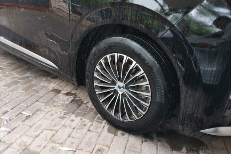 Used Denza D9 2022 DM-i 970 Four-Wheel Drive Prestige Model Right Front Wheel Hub