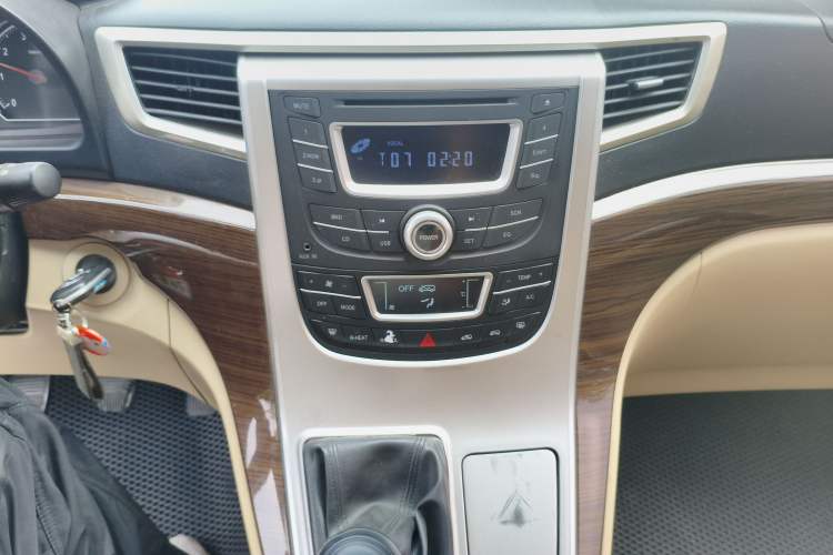 Used Jinbei Grace 2018 2.7L Manual Standard Version Long Wheelbase 9-Seater 2TR Audio And AC Panel