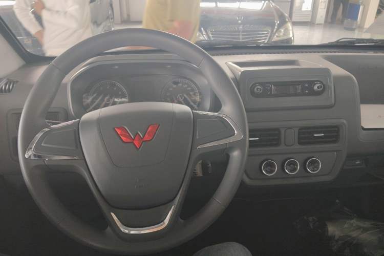 Used Wuling Yangguang 2025 Model 310KM Bus Edition—Customized by CATL