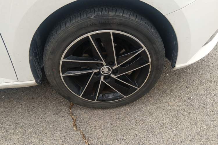 Used Skoda Fabia 2015 1.6L Automatic Sport Edition Right Front Wheel Hub