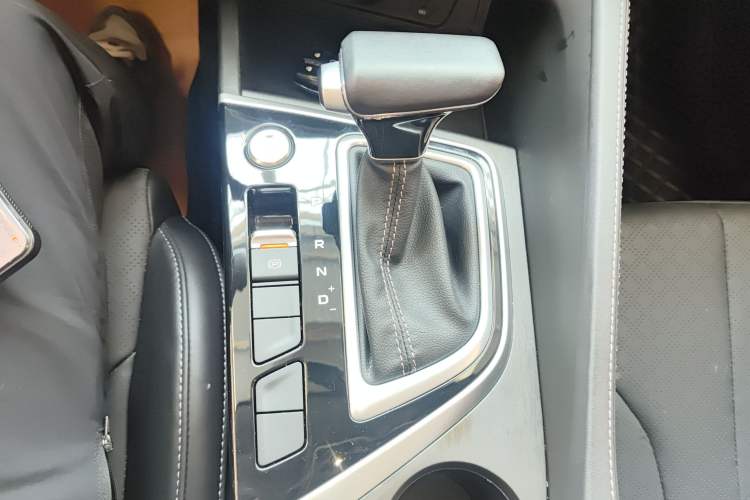 Used CHANGAN Eado 2021 PLUS 1.6L GDI CVT Elite Model Gear Lever