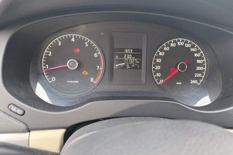 Used Volkswagen Sagitar 2014 1.6L Manual Comfort Model Odometer Close Up