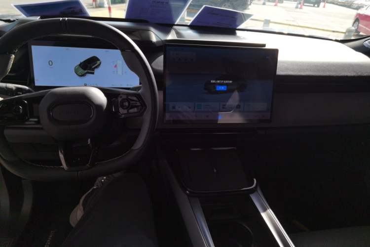 Used Lynk & Co 08 EM-P 2025 220 km All-Wheel-Drive Performance Halo
