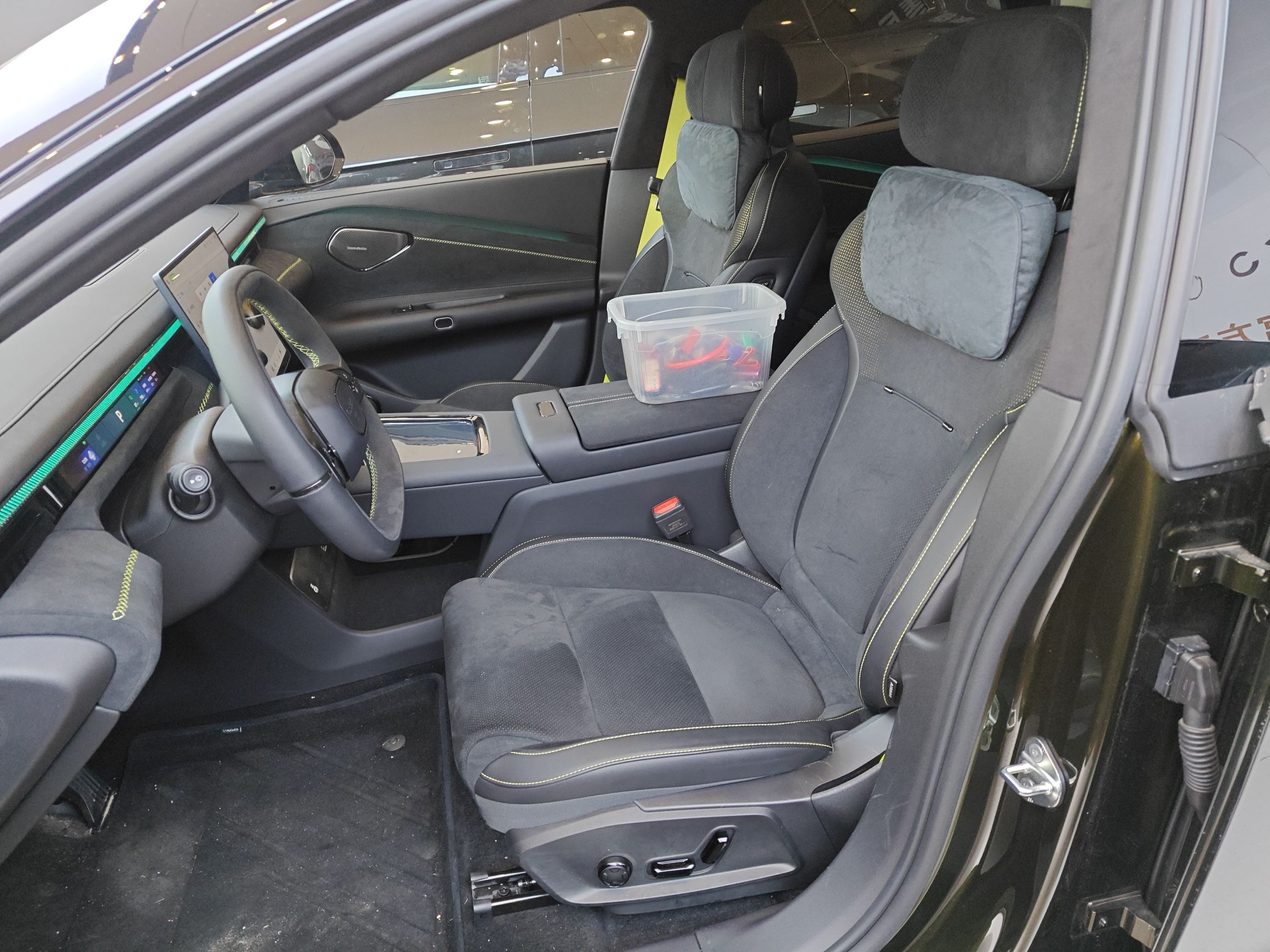 المقاعد الأمامية داخل السيارة