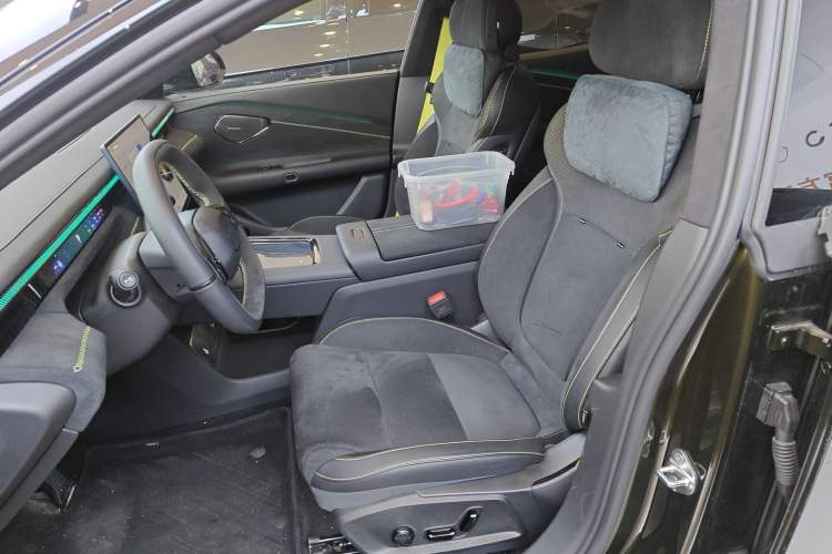 Used Lynk & Co 10 EM-P 2025 Model 240 All-Wheel Drive Ultra—Sport Edition Left Front Seat