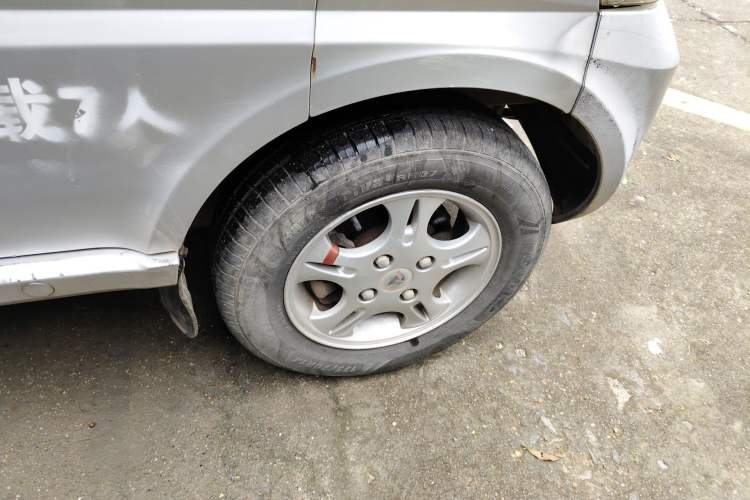 Used Wuling Rongguang 2011 1.2L Standard Version Right Front Wheel Hub