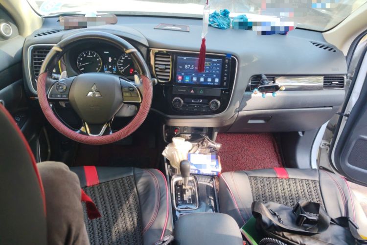Used Mitsubishi Outlander 2018 2.4L 4x4 Luxury Edition 7-Seater Center Console