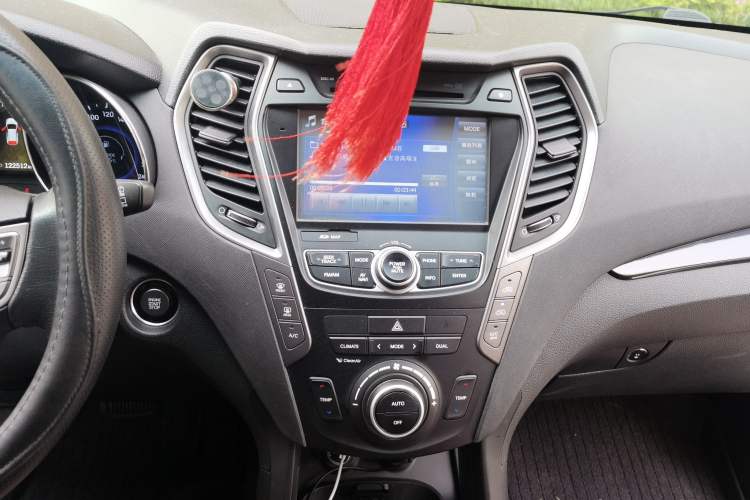 Used Hyundai Santa Fe 2015 2.0T Automatic 4x4 Top-Grade 7-Seater Audio And AC Panel