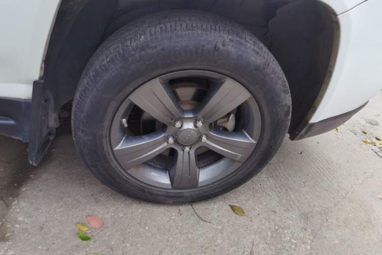 Used Jeep Compass 2014 2.4L four-wheel drive sport version Right Front Wheel Hub