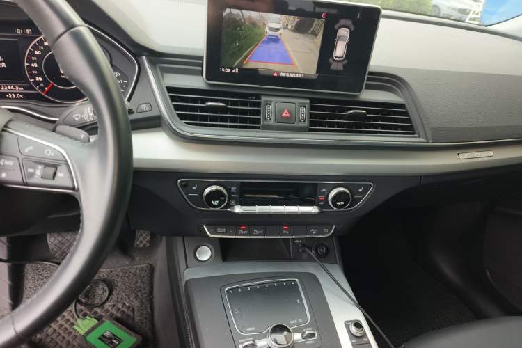 Used Audi Q5L 2020 40 TFSI Prestige Fashion Edition Audio And AC Panel